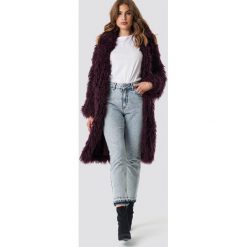 NA-KD Długa kurtka sztuczne futro - Purple. Fioletowe kurtki damskie marki NA-KD, z haftami, z futra, długie, bez kaptura. W wyprzedaży za 145,98 zł.