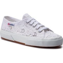 Tenisówki SUPERGA - 2750 Macramew S008YA0 White 901. Białe półbuty damskie Superga, bez wzorów, z gumy, bez zapięcia. W wyprzedaży za 209,00 zł.