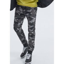 Joggery camo - Szary. Szare joggery męskie marki Cropp, m. Za 119,99 zł.