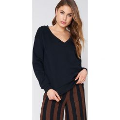 NA-KD Basic Bluza basic z dekoltem V - Black. Czarne swetry oversize damskie marki NA-KD Basic, z bawełny. W wyprzedaży za 50,47 zł.