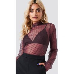NA-KD Party Siateczkowy top w kropki z długim rękawem - Purple. Fioletowe topy damskie marki NA-KD Party, bez wzorów, z poliesteru, ze stójką. W wyprzedaży za 60,97 zł.