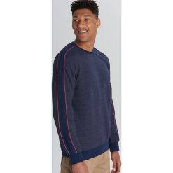 Bluza z kontrastową lamówką - Granatowy. Niebieskie bluzy męskie Cropp, s, bez wzorów, z kontrastowym kołnierzykiem, bez rękawów, bez kaptura. W wyprzedaży za 29,99 zł.