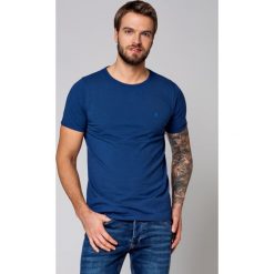Koszulka Niebieska Josh. Niebieskie koszulki męskie LANCERTO, na lato, xl, bez wzorów, z bawełny, klasyczne, z okrągłym kołnierzem, bez rękawów. W wyprzedaży za 49,90 zł.
