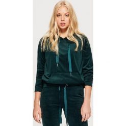 Welurowa bluza hoodie - Khaki. Brązowe bluzy damskie marki Cropp, l, z weluru. Za 59,99 zł.
