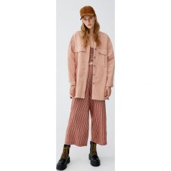 Sztruksowa koszula wierzchnia. Różowe koszule damskie marki Pull&Bear, bez wzorów, ze sztruksu, bez kaptura. Za 159,00 zł.