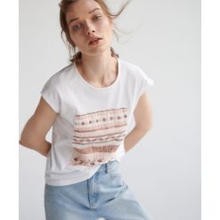 T-shirt z naszywanymi koralikami - Biały. Białe t-shirty damskie Reserved, s, bez wzorów, bez kołnierzyka. Za 49,99 zł.