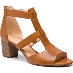 Sandały CLARKS - Deloria Fae 261403494 Tan Leather. Pomarańczowe klapki damskie Clarks, bez wzorów, ze skóry, bez obcasa, na obcasie. W wyprzedaży za 309,00 zł.