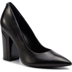 Półbuty GUESS - Radene FL7RAD LEA08 BLACK. Czarne półbuty damskie Guess, z aplikacjami, ze skóry ekologicznej, bez obcasa, na obcasie, bez zapięcia. W wyprzedaży za 579,00 zł.