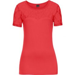 Shirt bonprix czerwony sygnałowy. Czerwone koszulki damskie bonprix, w koronkowe wzory, z koronki, eleganckie, bez kołnierzyka, bez rękawów. Za 34,99 zł.