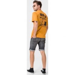 Converse High Demand Koszulka Żółty. Żółte podkoszulki męskie Converse, xl, z nadrukiem, z bawełny, z krótkim rękawem. Za 119,95 zł.