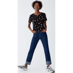 Koszulka z nadrukiem jedzenia. Czarne t-shirty damskie Pull&Bear, z nadrukiem. Za 29,90 zł.