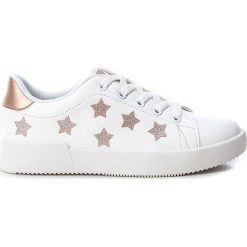 Sneakersy w kolorze biało-cielistym. Różowe trampki dziewczęce XTI Kids, bez wzorów, z materiału, na sznurówki. W wyprzedaży za 85,95 zł.