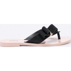 Melissa - Japonki Rosa + Jason Wu. Czarne klapki damskie Melissa, bez wzorów, z materiału, bez obcasa, na obcasie. W wyprzedaży za 99,90 zł.