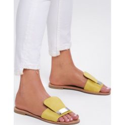 Żółte Klapki Parlor Palm. Żółte klapki damskie Renee, w paski, ze skóry, bez obcasa, na płaskiej podeszwie. Za 49,99 zł.