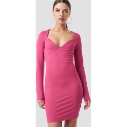 Galore x NA-KD Sukienka Bolero - Pink. Różowe sukienki damskie marki Galore x NA-KD, bez wzorów, z materiału, bez kołnierzyka, z długim rękawem, długie, maxi, dopasowane. W wyprzedaży za 64,78 zł.