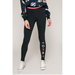 Tommy Hilfiger - Legginsy. Szare rurki damskie TOMMY HILFIGER, z nadrukiem, z elastanu. W wyprzedaży za 239,90 zł.