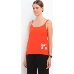 BLUZKA BEZ RĘKAWÓW LUŹNA. Pomarańczowe bluzki damskie Top Secret, z nadrukiem, z podwójnym kołnierzykiem, bez rękawów. W wyprzedaży za 25,00 zł.