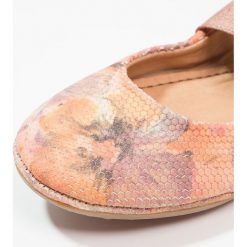 Bisgaard Baleriny z zapięciem peach. Czerwone baleriny dziewczęce Bisgaard, z kauczuku. Za 299,00 zł.