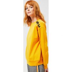 Bluza z ozdobną sznurówką. Żółte bluzy damskie Moodo, xl, bez wzorów, z bawełny, z długim rękawem, długie, bez kaptura. Za 59,99 zł.