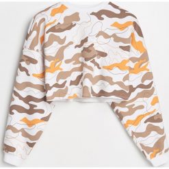 Bluzy damskie: Krótka bluza we wzór moro - Wielobarwn