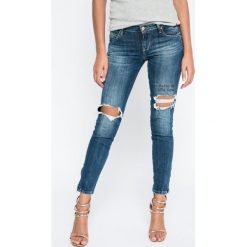Guess Jeans - Jeansy. Niebieskie jeansy damskie marki Guess Jeans, z obniżonym stanem. W wyprzedaży za 479,90 zł.