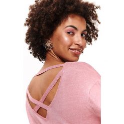 Sweter z bufiastymi rękawami. Różowe swetry damskie Top Secret, na lato, bez wzorów, z dzianiny, eleganckie, z długim rękawem, długie, bez kaptura. W wyprzedaży za 34,99 zł.