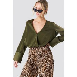 NA-KD Kopertowy bluzka z satyny - Green. Zielone bluzki damskie marki NA-KD, bez wzorów, z satyny, bez kołnierzyka, z długim rękawem. Za 121,95 zł.