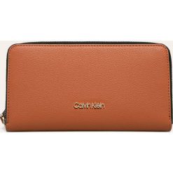 Calvin Klein - Portfel. Czarne portfele damskie Calvin Klein, bez wzorów, ze skóry ekologicznej. W wyprzedaży za 239,90 zł.