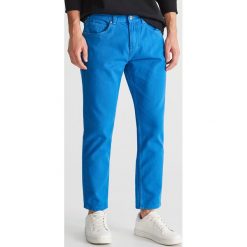 Spodnie carrot fit - Niebieski. Niebieskie spodnie męskie marki Reserved, m, bez wzorów. Za 129,99 zł.