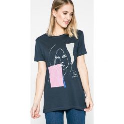 Pepe Jeans - Top Mafi. Niebieskie bluzki damskie marki Pepe Jeans, s, z nadrukiem, z bawełny, casualowe, z okrągłym kołnierzem, z krótkim rękawem. W wyprzedaży za 79,90 zł.