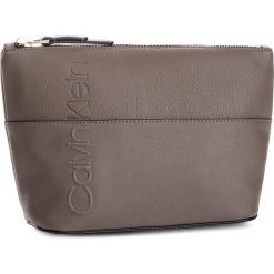 Kosmetyczka CALVIN KLEIN - Dual Carry All K60K604486 002. Szare kosmetyczki męskie marki Calvin Klein, ze skóry ekologicznej. Za 179,00 zł.