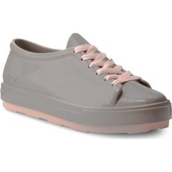 Półbuty MELISSA - Be Ad 31991 Grey/Pink 01086. Szare półbuty damskie marki Melissa, na co dzień, bez wzorów, z tworzywa sztucznego, bez obcasa, bez zapięcia. W wyprzedaży za 219,00 zł.