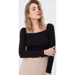 Bluzka z dekoltem karo - Czarny. Czarne bluzki damskie Sinsay, s, bez wzorów, z dekoltem karo, bez rękawów. Za 29,99 zł.