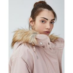 Krótka parka z futrzanym kapturem. Szare parki damskie Pull&Bear, z futra. Za 199,00 zł.