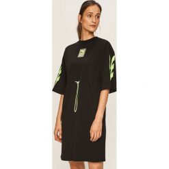 Puma - Sukienka. Czarne sukienki damskie Puma, na co dzień, s, z nadrukiem, z elastanu, casualowe, z okrągłym kołnierzem, bez rękawów, mini, proste. Za 269,90 zł.