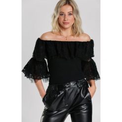 Czarna Bluzka Shanaya. Czarne bluzki damskie Renee, s, bez wzorów, bez kołnierzyka, bez rękawów. Za 89,99 zł.