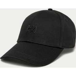 Calvin Klein - Czapka. Białe czapki damskie Calvin Klein, bez wzorów, z bawełny. W wyprzedaży za 119,90 zł.