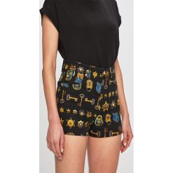 Versace Jeans - Szorty. Czarne szorty damskie Versace Jeans, s, bez wzorów, z elastanu, casualowe, z podwyższonym stanem. W wyprzedaży za 449,90 zł.