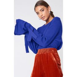 NA-KD Sweter z dzianiny z wiązanym rękawem - Blue. Niebieskie swetry klasyczne damskie marki NA-KD, z dzianiny. W wyprzedaży za 60,97 zł.
