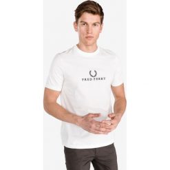 Fred Perry Koszulka Biały. Białe podkoszulki męskie Fred Perry, m, z haftami, z bawełny, bez kołnierzyka, krótkie. Za 243,95 zł.