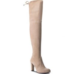 Muszkieterki STUART WEITZMAN - Highland YL53475 Brownstone Suede. Brązowe kozaki damskie marki Stuart Weitzman, ze skóry, bez obcasa, bez zapięcia. W wyprzedaży za 1779,00 zł.