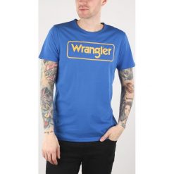 Wrangler B&Y Koszulka Niebieski. Niebieskie koszulki męskie Wrangler, m, z nadrukiem, z bawełny, bez kołnierzyka, z krótkim rękawem, krótkie. Za 68,95 zł.