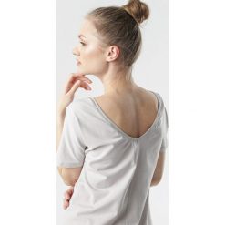 Szary T-shirt Laigana. Szare bluzki damskie Born2be, s, bez wzorów, z okrągłym kołnierzem. Za 54,99 zł.