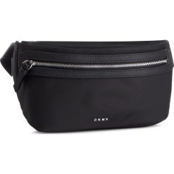 Saszetka nerka DKNY - R91IEA41 Black/Silver BSV. Czarne nerki damskie DKNY, bez wzorów, z materiału, młodzieżowe, bez dodatków. W wyprzedaży za 279,00 zł.