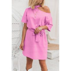 Sukienka SENTELA PINK. Różowe sukienki damskie IVET, na co dzień, na lato, bez wzorów, bez kołnierzyka, z krótkim rękawem, krótkie, mini. W wyprzedaży za 9,00 zł.