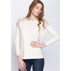 Beżowy Sweter Cherry Lips. Brązowe swetry klasyczne damskie Born2be, l, z koronki, z okrągłym kołnierzem. Za 79,99 zł.