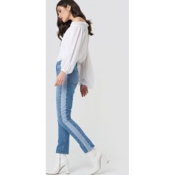 NA-KD Trend Dwukolorowe jeansy z bocznym pasem - Blue. Niebieskie jeansy damskie marki NA-KD Trend. W wyprzedaży za 101,47 zł.