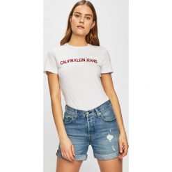 Calvin Klein Jeans - Top. Białe bluzki damskie Calvin Klein Jeans, s, z nadrukiem, z bawełny, z okrągłym kołnierzem. W wyprzedaży za 99,90 zł.