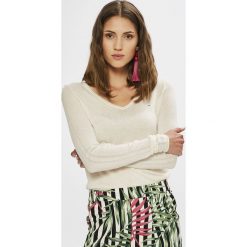 Tommy Jeans - Sweter. Białe swetry klasyczne damskie marki Tommy Jeans, s, z wiskozy. W wyprzedaży za 239,90 zł.