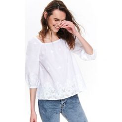 Luźna bluzka z odkrytymi ramionami. Białe bluzki damskie Top Secret, z haftami, z tkaniny, eleganckie, z dekoltem karo, bez rękawów. W wyprzedaży za 39,99 zł.